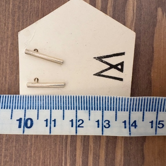 Silver bar stud earrings - Picture 2 of 2